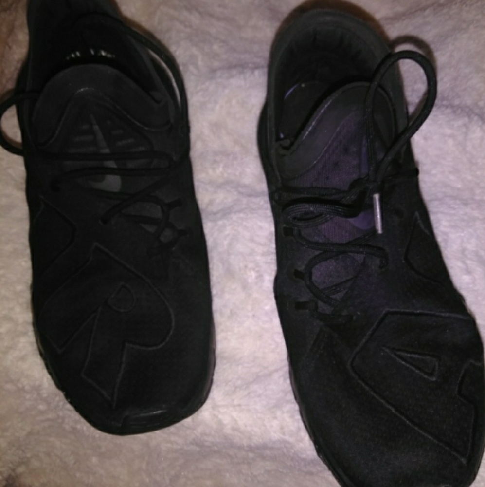 Tennis shoes